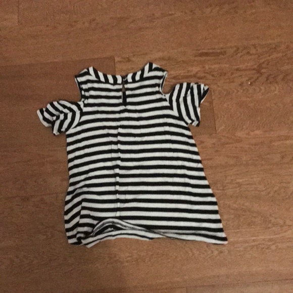 t shirt and it has holes for the sholders - Picture 3 of 3